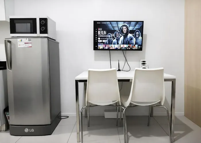 1 Bedroom Makati Jazz Wifi Netflix Pool Balcony 4* Manila